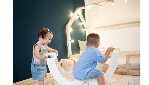 Bambino che gioca liberamente con materiali in legno
