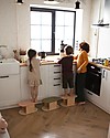 Babai Toys Sgabello Antiscivolo in Legno Montessori - Terra - Stimola l'Autonomia e la Fantasia del tuo Bambino Sgabelli
