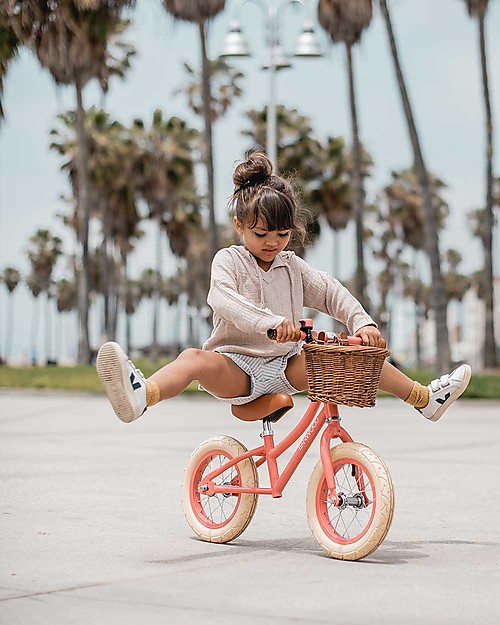 Banwood Bicicletta Senza Pedali First Go + Casco Classico per Biciclette Per Bambini - Corallo - da 3 a 5 anni! Biciclette senza Pedali