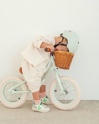 Banwood Bicicletta Senza Pedali First Go + Casco Classico per Biciclette Per Bambini - Menta - da 3 a 5 anni! Biciclette senza Pedali
