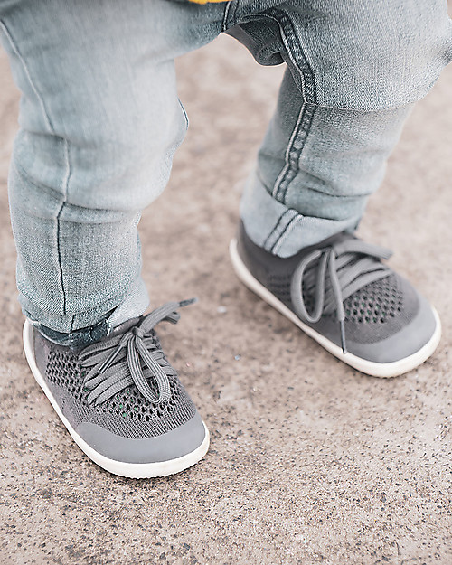 Bobux OUTLET Scarpina Step-Up Play Knit - Smoke - Taglia 22, Morbido Tessuto Elastico! - Pezzo di Showroom Scarpe