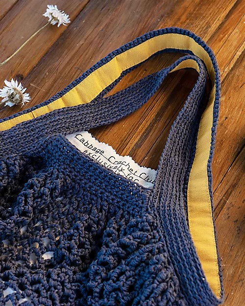 Cabbage Crochet Club per Family Nation Borsa Everyday Blu Notte con Nastro Gros Giallo - 100% Fatto a mano con filati riciclati Borse Shopper