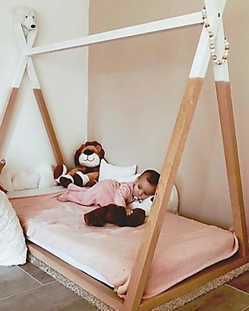 Childhome Set Cameretta - Lettino Tipi in Faggio 140x70 cm + Coprimaterasso e Mensola + Materasso e Doghe Incluse! Letti Montessoriani