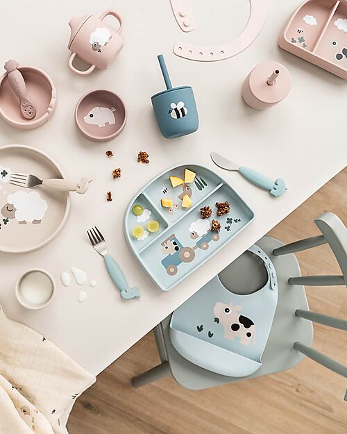Done By Deer Piatto Stick&Stay - Tiny Farm - Sabbia - 100% Silicone Alimentare - Perfetta Idea Regalo! Piatti e Scodelle