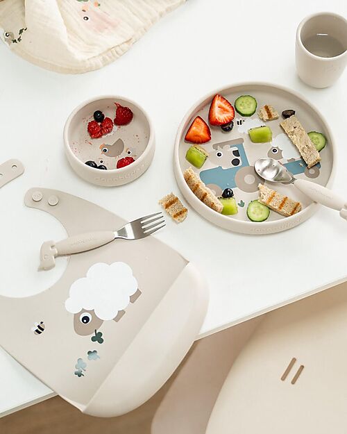 Done By Deer Set Pappa Stick&Stay - Piatto Ciotola e Bicchiere - Tiny Farm - Sabbia - 100% Silicone Alimentare Set Pappa