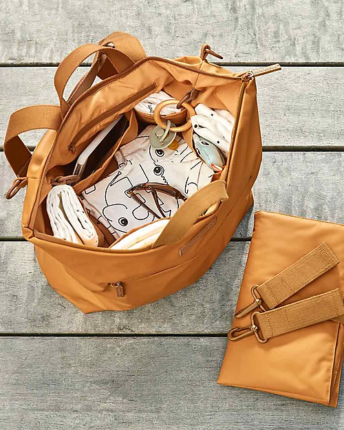 Done By Deer Zaino Cambio con Fasciatoio Ripiegabile e Ganci Passeggino, Mostarda - Fatto con bottiglie di plastica riciclata! Zaini Fasciatoio