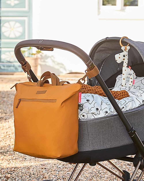 Done By Deer Zaino Cambio con Fasciatoio Ripiegabile e Ganci Passeggino, Mostarda - Fatto con bottiglie di plastica riciclata! Zaini Fasciatoio