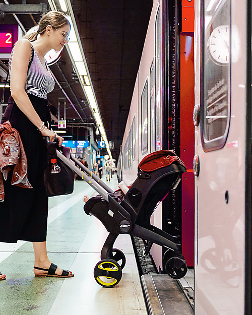 Doona Doona+, Seggiolino Auto Gruppo 0+ con Ruote 2-in-1, Rosso Flame - Approvato come passeggino! Seggiolini Auto Gruppo 0+/1