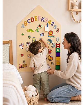 Family Nation Lavagna Magnetica da Parete MagneKids™ - Casetta - 70x44 cm - Sabbia - Installazione Facile Senza Fori Giochi Magnetici