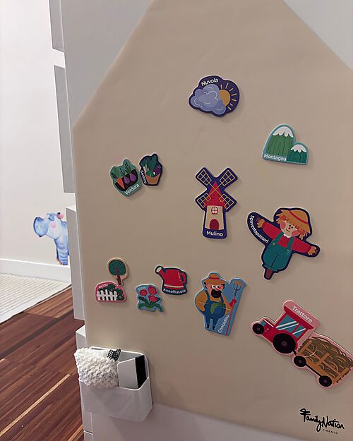 Family Nation Lavagna Magnetica da Parete MagneKids™ - Casetta - 70x44 cm - Sabbia - Installazione Facile Senza Fori Giochi Magnetici