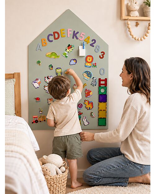 Family Nation Lavagna Magnetica da Parete MagneKids™ - Casetta - 70x44 cm - Verde Salvia - Installazione Facile Senza Fori Giochi Magnetici