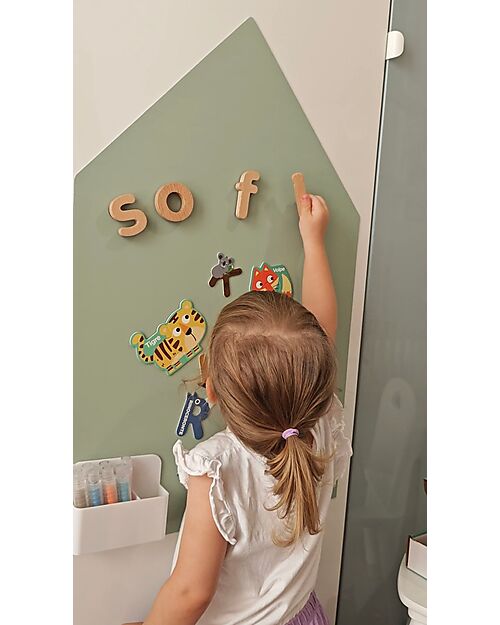Family Nation Lavagna Magnetica da Parete MagneKids™ - Casetta - 70x44 cm - Verde Salvia - Installazione Facile Senza Fori Giochi Magnetici