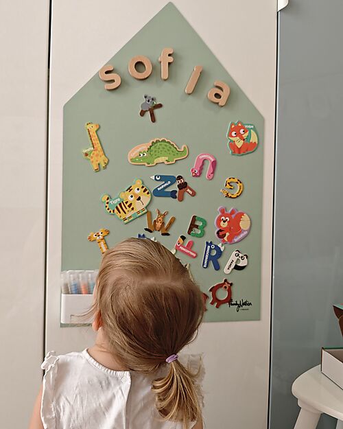 Family Nation Lavagna Magnetica da Parete MagneKids™ - Casetta - 70x44 cm - Verde Salvia - Installazione Facile Senza Fori Giochi Magnetici