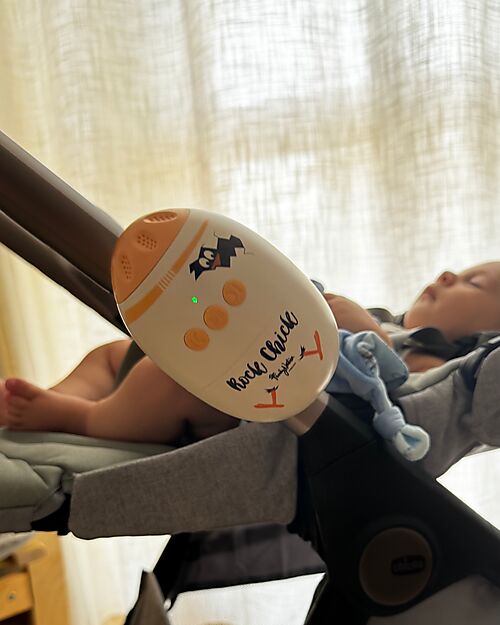 Family Nation Rock Chick™ Dondola Passeggino Automatico - 11 Suoni Calmanti e Bluetooth - Ricaricabile USB-C - 0+ Accessori Vari