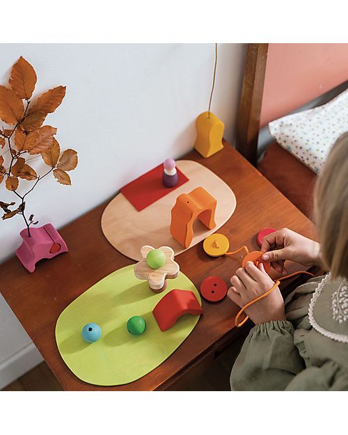 Grimm's Gioco Educativo in Legno - Small World Play Down by the Meadow - 20 Pezzi Giochi Montessoriani