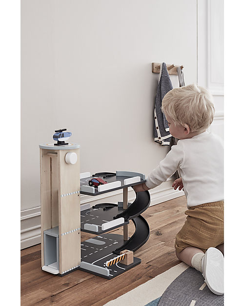 Kid's Concept Garage con Rampa Giocattolo - Parcheggia le tue Macchinine e prendi l'Elicottero! Macchine e Trenini  in Legno