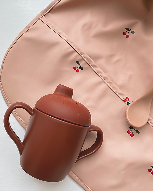 Konges Slojd Bavagio Impermeabile - Ciliegie - con Tasca Raccogli Cibo! Bavagli Impermeabili con Tasca