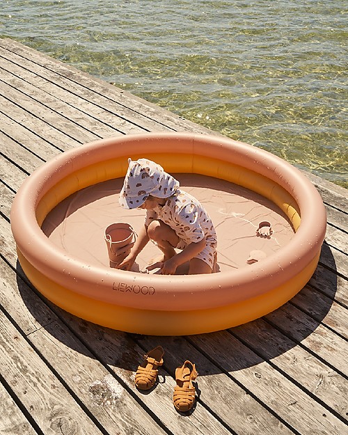 Liewood Cappellino Stile Legionario con Orecchie Senia - Rainbow Love Sabbia - Tessuto swimwear certificato! Cappelli Estivi