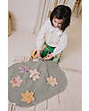Lorena Canals Flower Garden Set - Tela/Annaffiatoio/8 Fiori- Dimensioni 50x65cm - New Green Toys Collection Tappeti Gioco