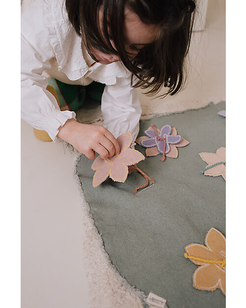 Lorena Canals Flower Garden Set - Tela/Annaffiatoio/8 Fiori- Dimensioni 50x65cm - New Green Toys Collection Tappeti Gioco