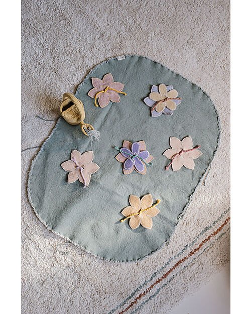 Lorena Canals Flower Garden Set - Tela/Annaffiatoio/8 Fiori- Dimensioni 50x65cm - New Green Toys Collection Tappeti Gioco