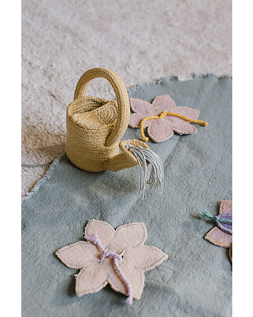 Lorena Canals Flower Garden Set - Tela/Annaffiatoio/8 Fiori- Dimensioni 50x65cm - New Green Toys Collection Tappeti Gioco