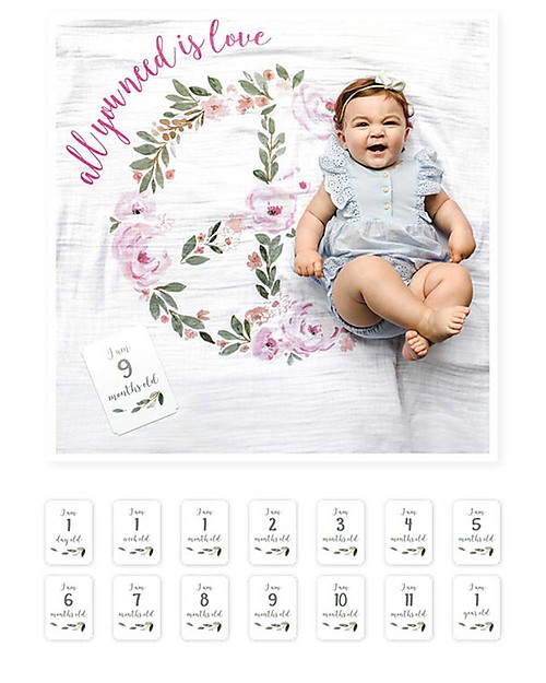 Lulujo Baby Kit Primo Anno All you Need is Love - Copertina Swaddle in Mussola di Cotone + 14 Cards - Per i bebè più social! Kit dei Ricordi