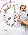 Lulujo Baby Kit Primo Anno All you Need is Love - Copertina Swaddle in Mussola di Cotone + 14 Cards - Per i bebè più social! Kit dei Ricordi