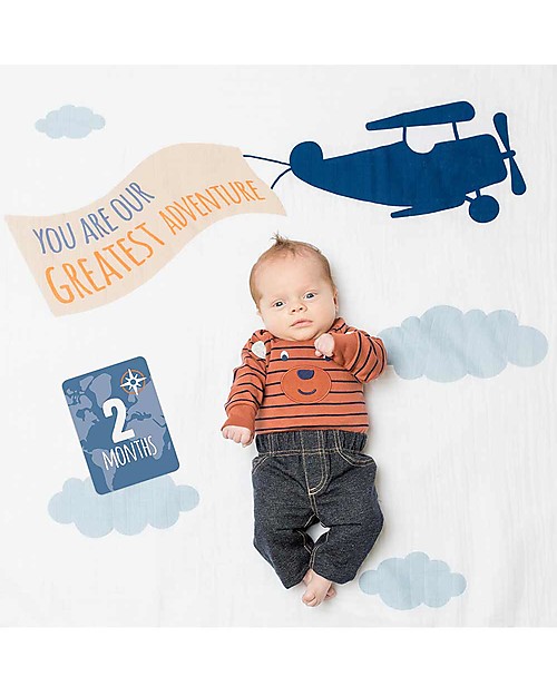 Lulujo Baby Kit Primo Anno Greatest Adventure - Copertina Swaddle in Mussola di Cotone + 14 Cards - Per i bebé più social! Swaddle di Mussola