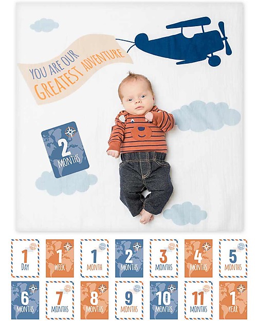 Lulujo Baby Kit Primo Anno Greatest Adventure - Copertina Swaddle in Mussola di Cotone + 14 Cards - Per i bebé più social! Swaddle di Mussola