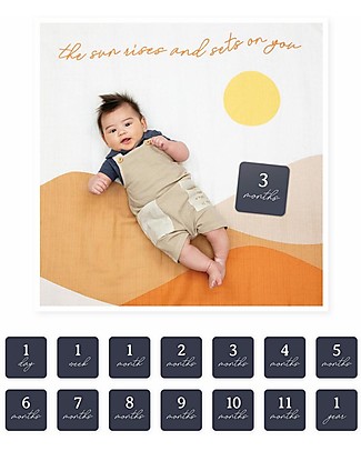 Lulujo Baby Kit Primo Anno Sun Rises - Copertina Swaddle in Mussola di Cotone + 14 Cards - Per I Bebè più Social Swaddle di Mussola