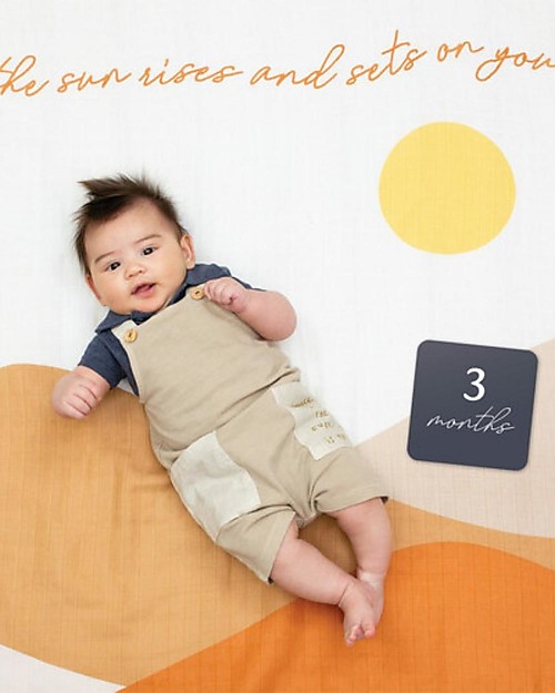 Lulujo Baby Kit Primo Anno Sun Rises - Copertina Swaddle in Mussola di Cotone + 14 Cards - Per I Bebè più Social Swaddle di Mussola