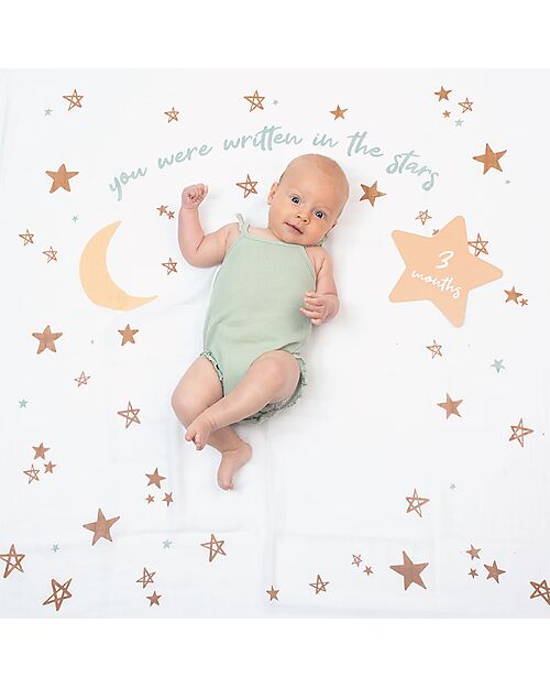 Lulujo Baby Kit Primo Anno Written in the Stars - Copertina Swaddle in Mussola di Cotone + 14 Cards - Per I Bebè più Social Swaddle di Mussola