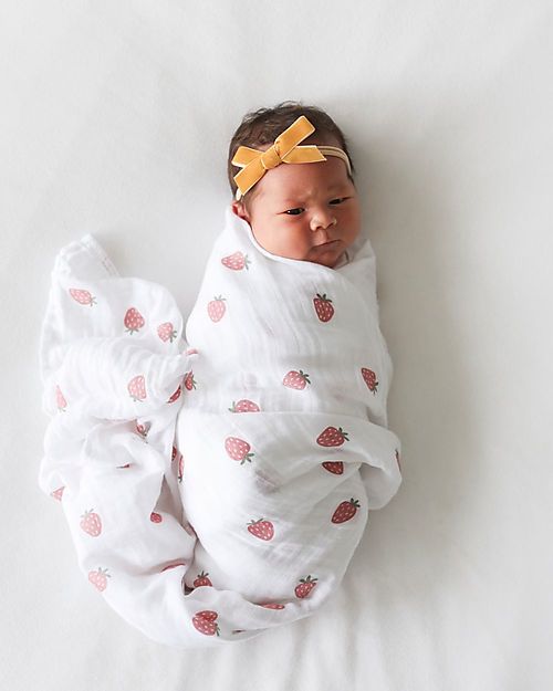 Lulujo Baby Set di 2 Copertine Swaddle 100 x 100 cm - Strawberries/Pink - 100% mussola di cotone Swaddle di Mussola