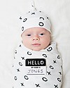 Lulujo Baby Set Hello World, Cappellino + Swaddle, Baci e Abbracci, 120 x 120 cm - Bambù Swaddle di Mussola