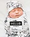 Lulujo Baby Set Hello World, Cappellino + Swaddle, Black Floral, 120 x 120 cm - Bambù Swaddle di Mussola