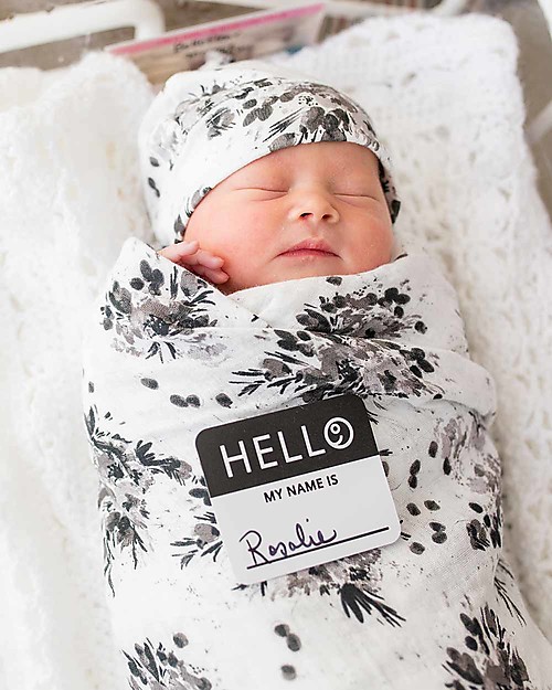 Lulujo Baby Set Hello World, Cappellino + Swaddle, Black Floral, 120 x 120 cm - Bambù Swaddle di Mussola