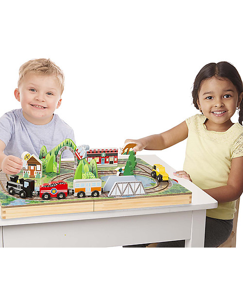 Melissa & Doug Set Ferrovia Portatile in Legno - Include Sfondo + Treno e Costruzioni! Macchine e Trenini  in Legno