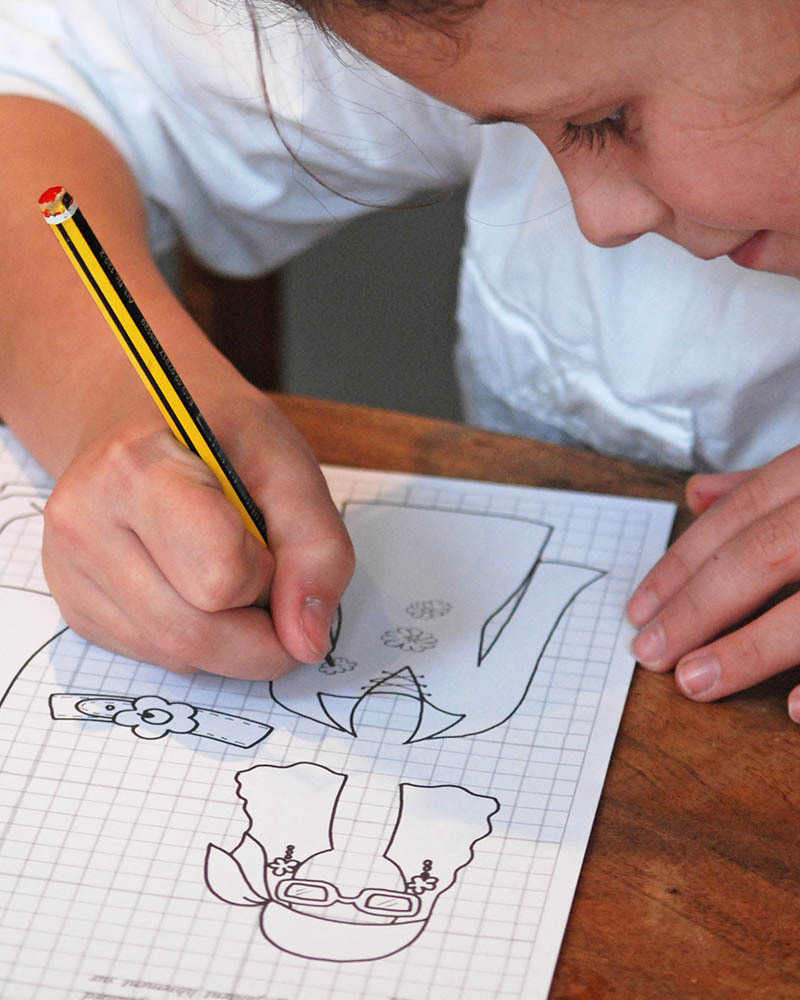 Mitik Sfilata Di Moda A Parigi Da Ritagliare Disegnare E Colorare Bambina