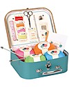 Moulin Roty Valigetta del Cucito - Jouets d'hier - Completa di tutti gli Strumenti! Kit Fai Da Te