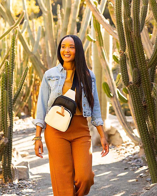 Petunia Pickle Bottom Borsa Criss Cross Sling - Bianca e Nera - Tracolla Incrociata Capiente e Versatile Borse Cambio