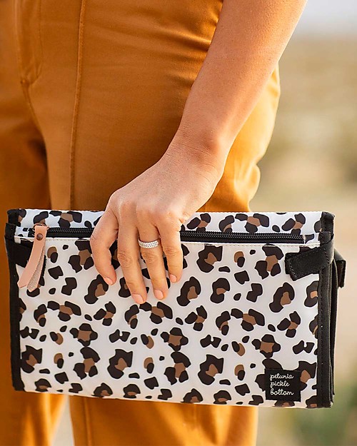 Petunia Pickle Bottom Pochette Porta Pannolini con Fasciatoio - Leopardata - Accessorio Trendy per ogni Mamma! Trousse e Pochette