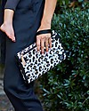 Petunia Pickle Bottom Pochette Porta Pannolini con Fasciatoio - Leopardata - Accessorio Trendy per ogni Mamma! Trousse e Pochette