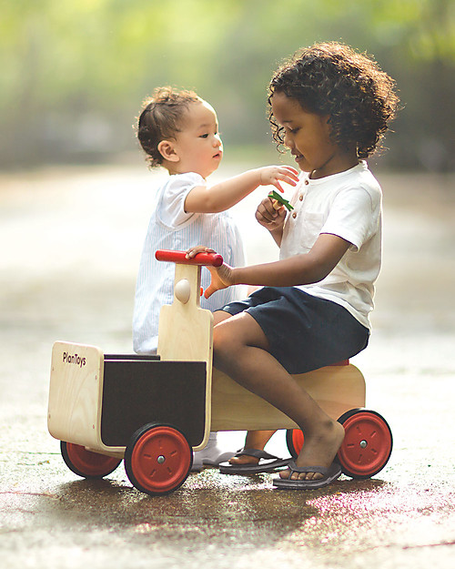 PlanToys Delivery Bike, Bici in Legno con Cestino e Dettagli in Lavagna - 18 mesi/5 anni Biciclette senza Pedali