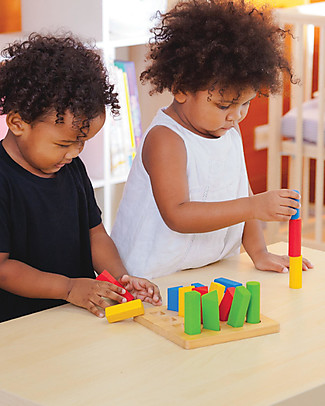 PlanToys Forme Geometriche da Impilare in Legno 16 pezzi - Allena la Manualità! Incastri In Legno