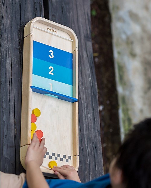 PlanToys Gioco da Tavolo in Legno 2-1, Shuffleboard e Disc Flicking - Ecologico e divertente Giochi da Tavolo