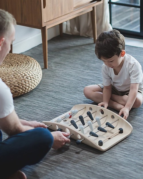 PlanToys Gioco da Tavolo in Legno, Soccer - Ecologico e divertente Giochi da Tavolo