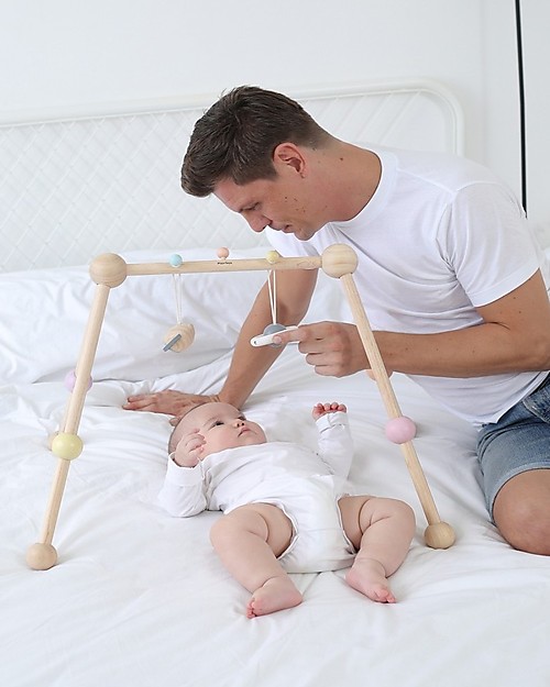 PlanToys Palestrina Bimbo in Legno con Set Giochi Inclusi Palestrine