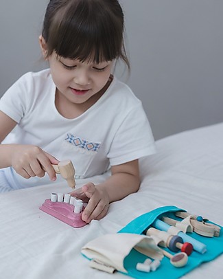 PlanToys Set Gioco in Legno Borsa del Dentista Giochi Per Inventare Storie