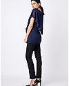 Seraphine Meredith, Top Premaman e Allattamento Elegante con Dettaglio Asimmetrico in Voile - Blu T-shirt